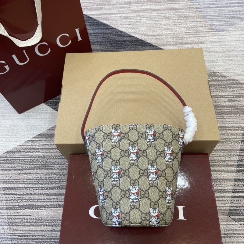 G*u*i bucket bags